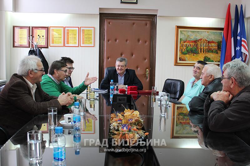Истакнути волонтери Црвеног крста на пријему код Градоначелника :: Град ...
